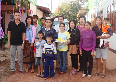 Saming Suebsakul (centre), manager of activities and public relations of the Diana Group of Hotels and Resorts led his team on a study tour of the traditional and cultural Ban Diam Home Stay business in Udon Thani and in the Lao People’s Democratic Republic recently. He reported that the home stay business was very popular amongst foreign travelers.